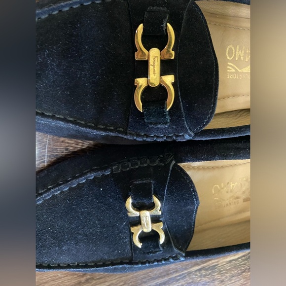 Salvatore ferragamo loafer .Black with gold hardwarre - Picture 11 of 13